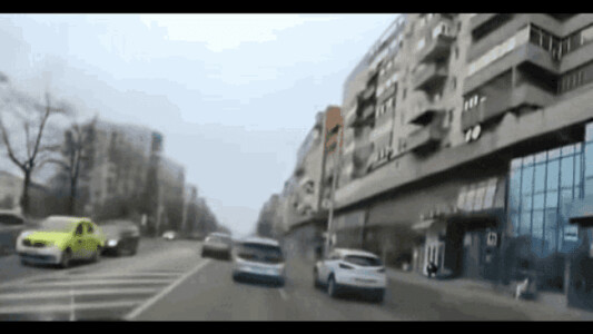 Accident crâncen în centrul Iașului. O maşină s-a dat peste cap de câteva ...