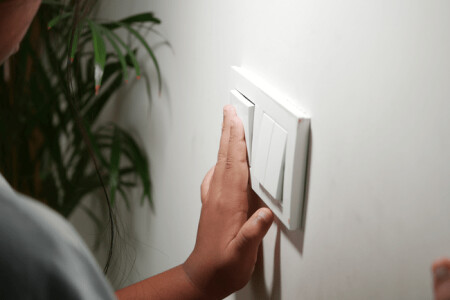Românii pot face bani din reducerea voluntară a consumului de energie. Cum ...