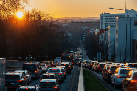 „Școala e la 900 de metri, dar elevii sunt aduși cu mașina”. Revolta ...