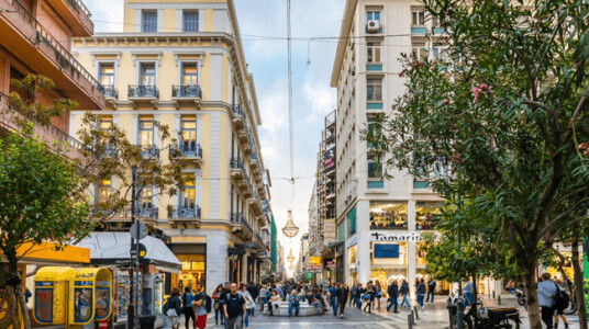 Cât trebuie să câștigi ca să trăiești confortabil în Grecia. Suma de care ...