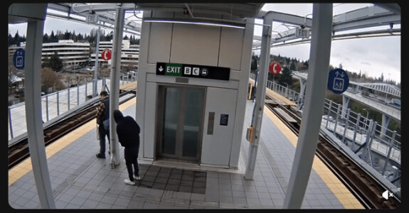 Video viral din Seattle: un bărbat încearcă să împingă un pasager în fața ...