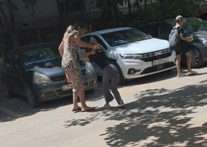 O mamă și-a bătut și tras de păr fiica, în plină stradă, sub privirele ...