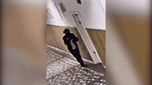 Momentul atacului cu cuțitul de la școala din Bistrița. Elevii se năpustesc ...