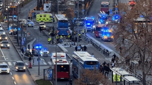 Mai multe persoane au fost ucise după ce un autobuz a intrat într-o stație, ...