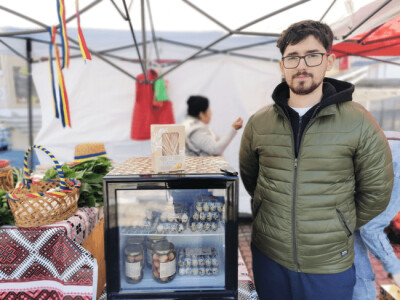 De la hobby la profit. Tânărul care crește păsări „ca la țară” pentru a ...