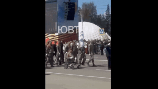Soldați ruși schilodiți în războiul din Ucraina au fost puși să defileze la ...