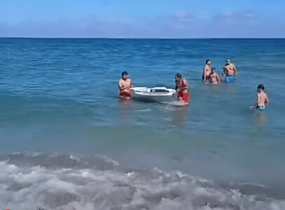 Doi salvamari au scos din mare un fragment de dronă la Năvodari, în preajma ...