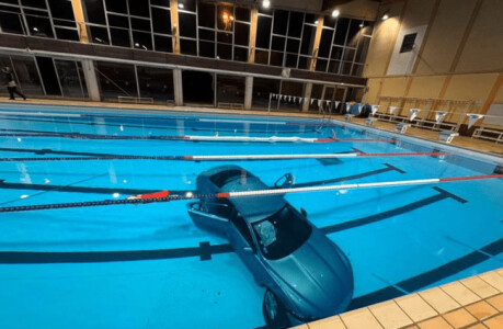 Cum a ajuns un Jaguar într-un bazin de înot: 20 de persoane se aflau în ...