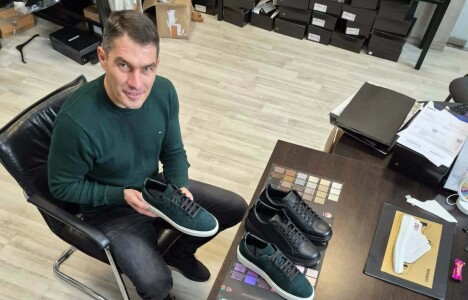 Cât au costat pantofii personalizați cu care a mers Istvan Kovacs la ...