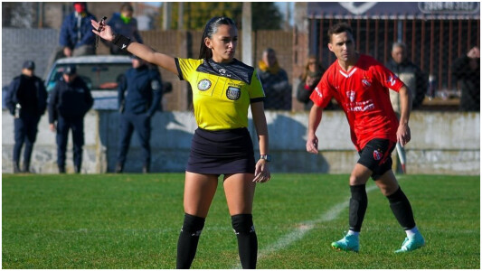 Cine este Agustina, arbitra care face ravagii pe stadione. Fanii, ...