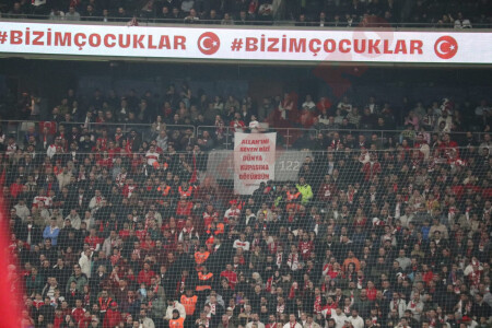 Incredibil! Ce a apărut pe banner-ul afișat în spatele porții lui Ionuț ...