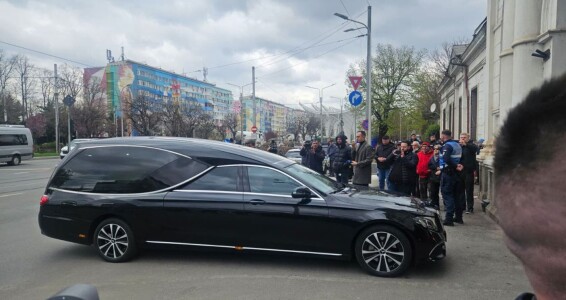 LIVE /  Înmormântare Mircea Lucescu. Cortegiul funerar a ajuns la Cimitirul ...