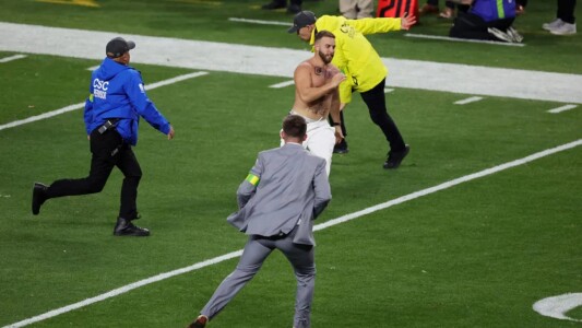 Nu s-a văzut la TV! Un fan a intrat pe teren în Super Bowl, a fost alergat ...