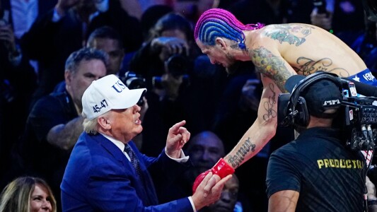 Donald Trump a urcat în ringul UFC la 80 de ani! Președintele SUA, martor ...