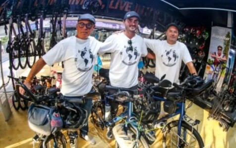Incredibila aventură a celor trei fani care au mers pe bicicletă 16.000 de ...