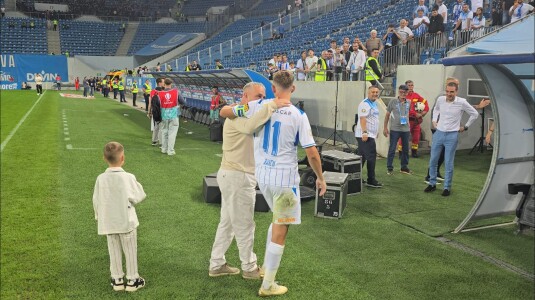 Mihai Rotaru, patronul U Craiova, a sărbătorit pe gazon victoria 5-0 cu ...