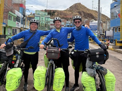 Incredibila aventură a celor trei fani care au mers pe bicicletă 16.000 de ...