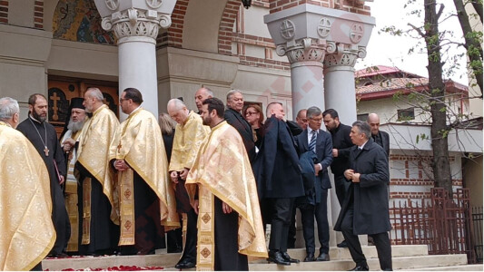 LIVE /  Înmormântare Mircea Lucescu. S-a încheiat slujba de la Biserica ...
