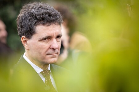 După ce a contestat “Legea Novak” la CCR, Nicușor Dan a plecat din România ...