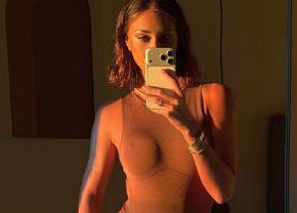 A făcut striptease pentru Mutu, acum a pozat goală la cârma unui iaht: ...