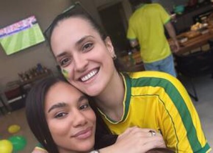 Elizabeth Omoregie și iubita Gabi Moreschi s-au îmbrăcat în tricoul ...