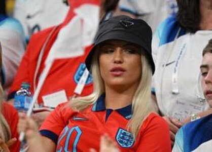 Neașteptat! Iubita starului din Premier League vinde tricouri la mâna a doua