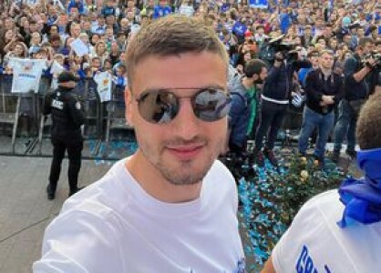 Stelistul Dragoș Nedelcu se iubește cu o femeie care „apare pe sticlă”