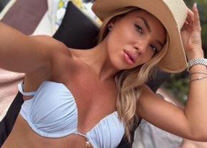 Bernadette Szocs s-a relaxat la piscină: „Sărutată de soare”