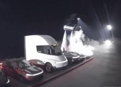 Tesla a prezentat prima mașină zburătoare din lume
