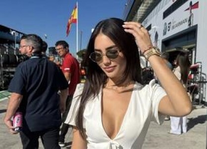 Rochia scurtă purtată de sora sa i-a adus pilotului o amendă de 500 de ...