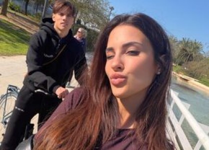 Prezentatoarea s-a afișat cu fotbalistul mai tânăr cu 11 ani și a „rupt” ...