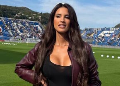 Reportera TV a apărut la meciul iubitului mai tânăr cu 11 ani și a făcut ...
