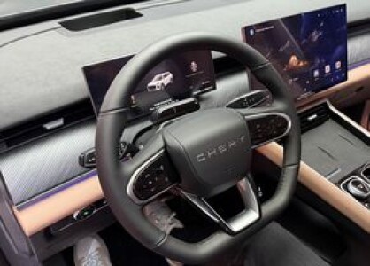 Mașina care vrea să schimbe regulile jocului în România: SUV hibrid premium ...