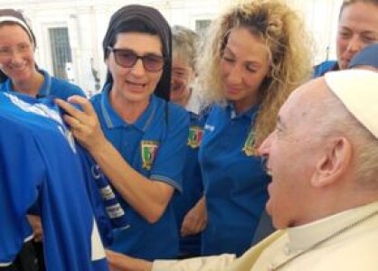 Ce poveste! Călugărița care dirija traficul în Italia e româncă și a jucat ...