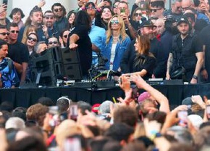 Cine o provoacă pe Giorgia Meloni? O fostă aruncătoare de ciocan de la ...