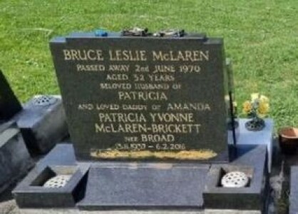 Mormântul lui Bruce McLaren, fondatorul echipei de Formula 1, și al soției ...