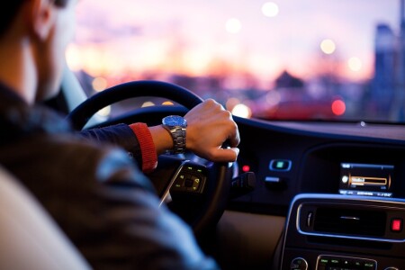ULTIMA ORĂ Lovitură pregătită pentru șoferii Uber și Bolt. Mașinile în comodat să fie eliminate din transportul alternativ
