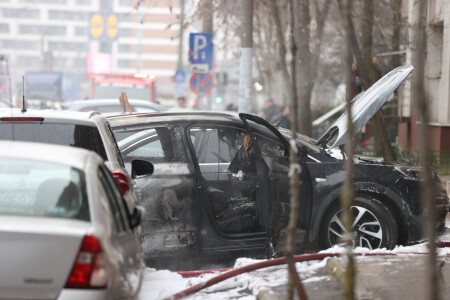 FOTO O mașină electrică a luat foc in traficul din București. Un deces și multe mașini arse