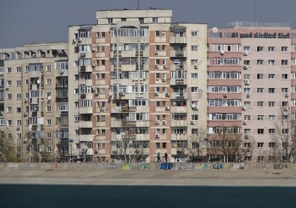 Tot mai puțini români sunt proprietari ai locuinței în care trăiesc