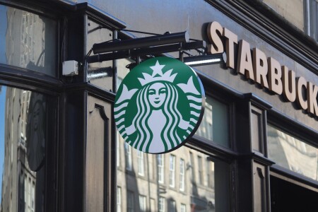 FOTO Starbucks închide în România un local emblematic
