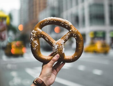 Covrigăriile urcă puternic în România. Lupta Luca - Petru - Vel Pitar - Fornetti