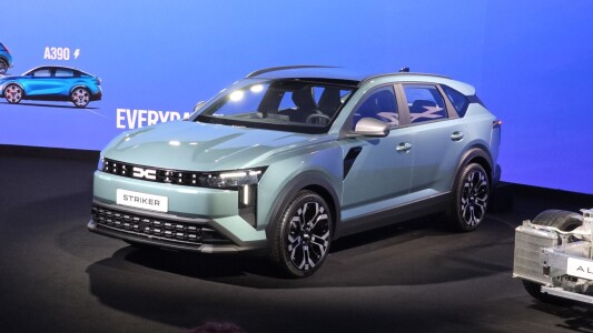 FOTO SPION Interiorul Dacia Striker, dezvăluit cu o lună înainte de lansarea oficială
