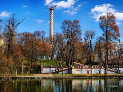 Turnul Parașutiștilor din București, uriașul de beton care îi învăța pe ...