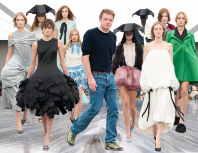 Galerie foto. Designerul Jonathan Anderson a debutat la Dior cu cea mai asteptata colectie din ultimii ani. Designerul risca totul pentru a reinventa look-ul Dior.