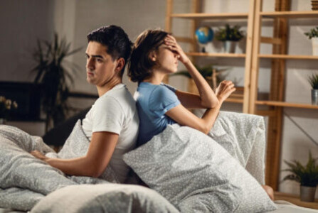 Plictiseala în cuplu: de ce apare, ce semnale transmite și cum poți readuce ...