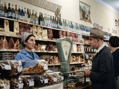 Cum arătau magazinele Bucureștiului comunist, de la Unirea la alimentarele ...
