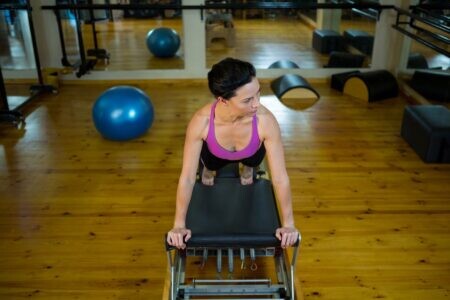 Poți slăbi doar făcând Pilates? Andreea Stafie, antrenor și nutriționist, a ...