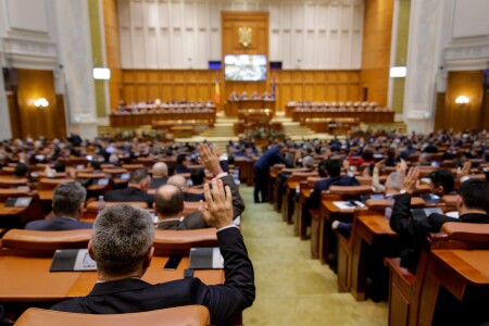 La 36 de ani de la Revoluție, se mai bagă o fisă pentru legea lustrației. ...