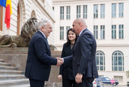 Raport BNR, riscuri majore. Deficitele gemene și declinul industriei ...