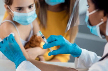 Ratele de vaccinare în copilărie sunt în scădere. Ce se află în spatele ...